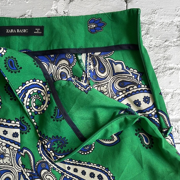 ZARA | Emerald green dainty ruffle hem paisley print shorts - Picture 5 of 6